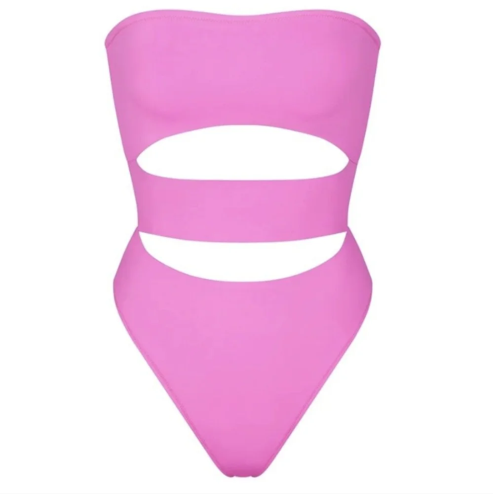 NWT SKIMS STRAPLESS CUTOUT MONOKINI IN TAFFY SIZE SMALL